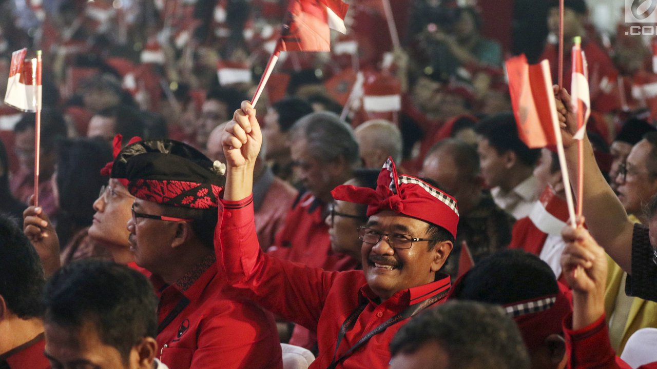 <p>Ketua DPP PDIP Puan Maharani mengunggah foto dirinya bersimpuh dan memeluk erat Ketua Umum PDIP Megawati Soekarnoputri. Dalam keterangan foto, Puan menyebut pada Sabtu malam (24/6/2023) ia akan bernagkat haji, untuk itu ia meminta maaf (@puanmaharaniri)</p>