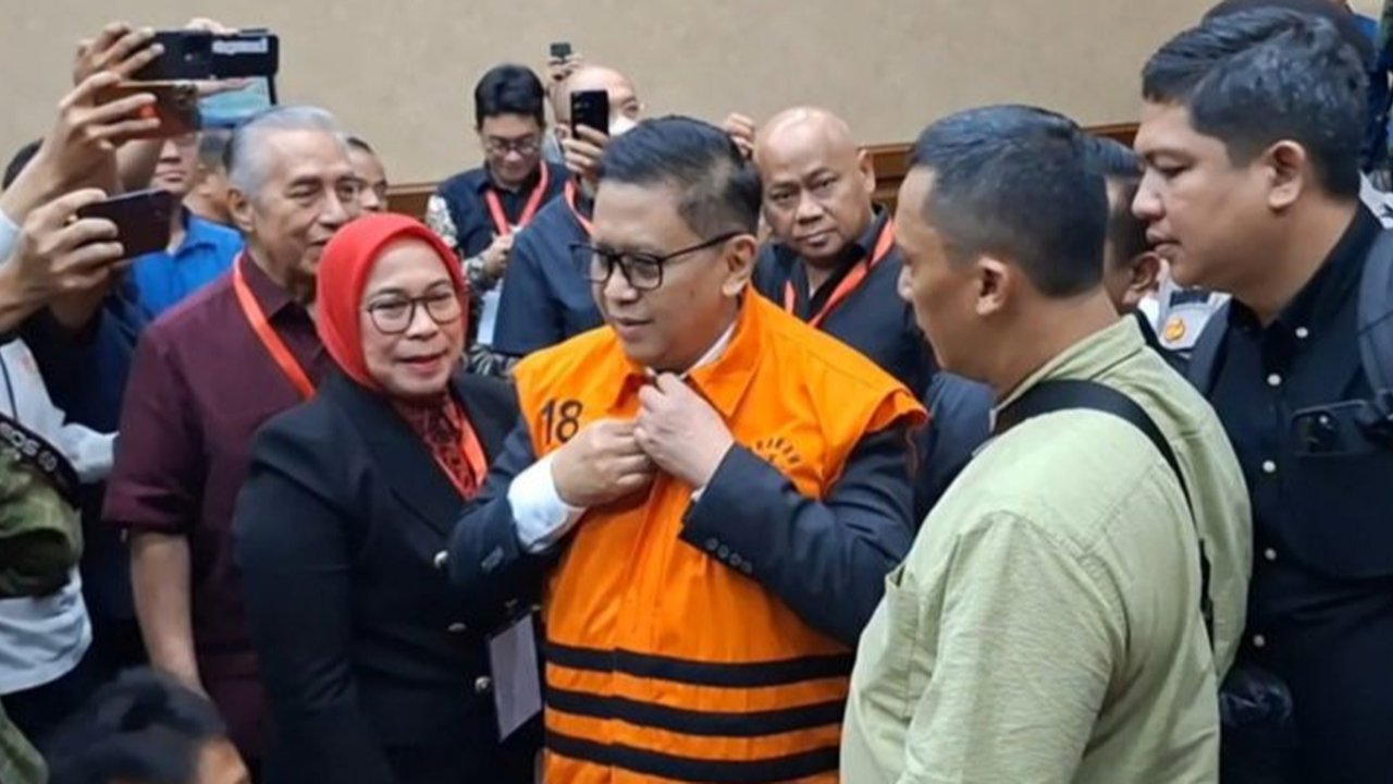 Hasto Kristiyanto dalam pemeriksaan sebagai terdakwa di sidang kasus kasus suap pergantian antarwaktu (PAW) anggota DPR RI Harun Masiku dan perkara perintangan penyidikan di Pengadilan Tindak Pidana Korupsi (Tipikor) Jakarta Pusat, Kamis (26/6/2025). (Liputan6.com/Nanda Perdana Putra)