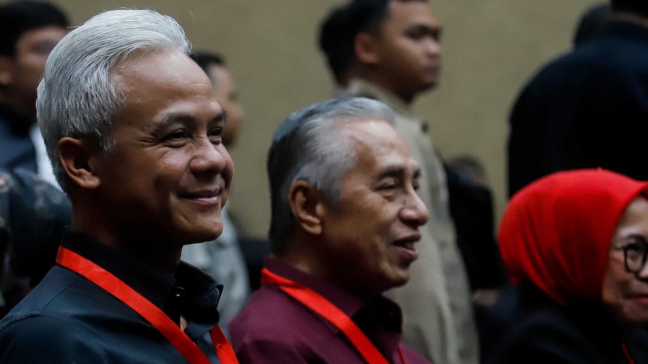 Ketua DPP PDIP bidang Pemerintahan dan Otonomi Daerah, Ganjar Pranowo saat menghadiri sidang tuntutan terkait kasus dugaan suap pergantian antarwaktu (PAW) untuk Harun Masiku dan perintangan penyidikan dengan terdakwa Hasto Kristiyanto di Pengadilan Tipikor, Jakarta, Kamis (3/7/2025).