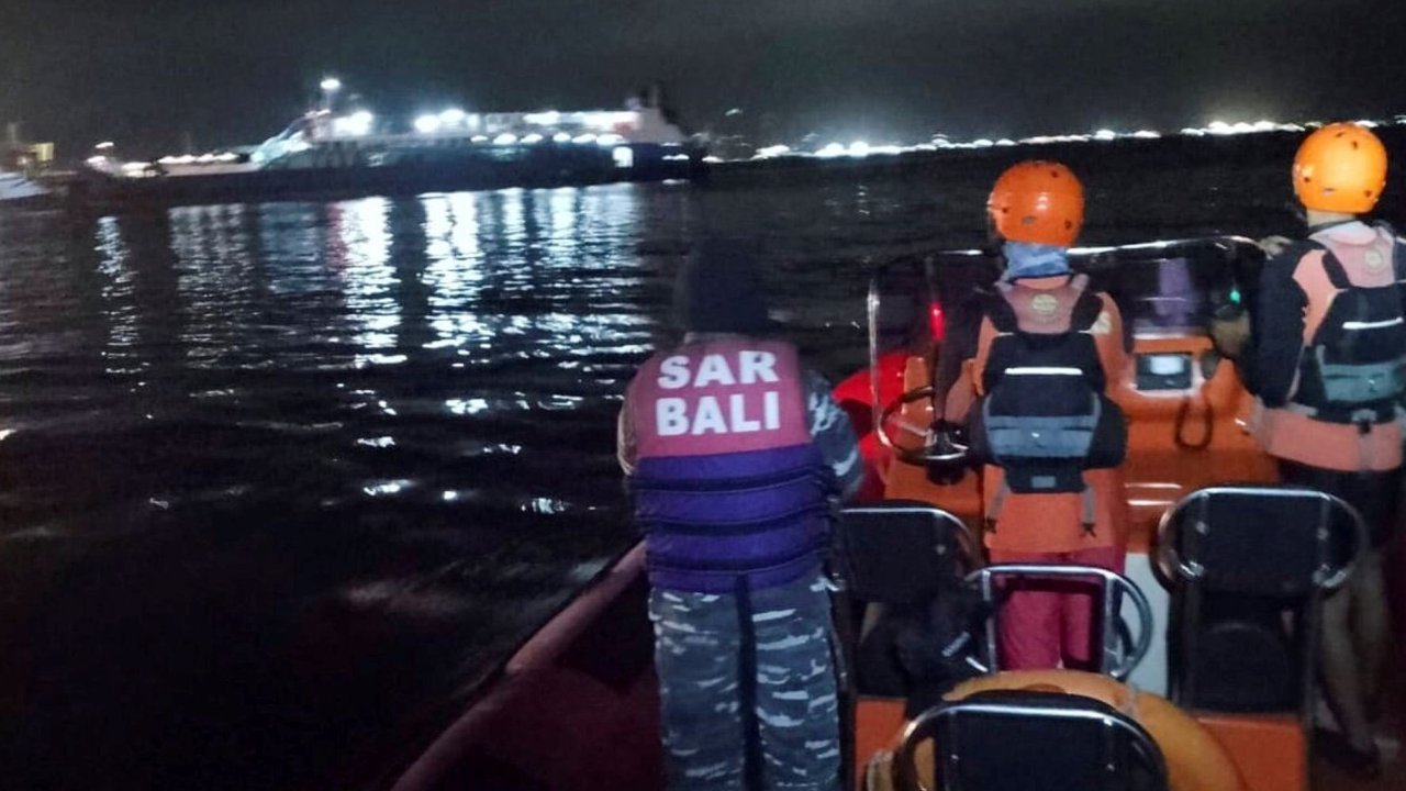 VIDEO: Melihat dari Dekat, Detik-Detik Penyelamatan Korban Kapal KMP Tenggelam di Selat Bali