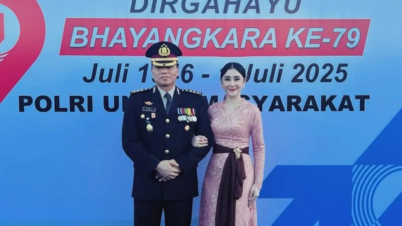Kebaya Panjang dengan Selendang Ikat Samping Pinggang ala Uut Permatasari