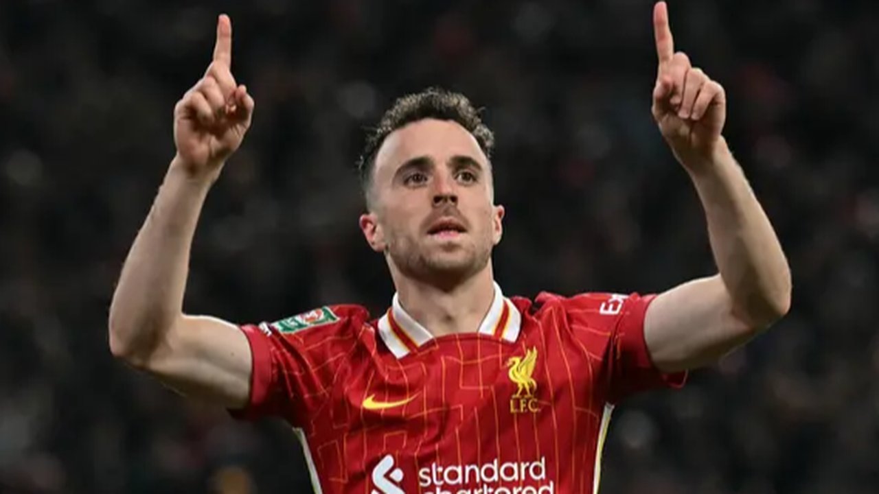Bintang Liverpool asal Portugal, Diogo Jota meninggal dunia setelah mengalami kecelakaan di Spanyol saat menjalani liburan bersama adiknya, Andre Silva. Tampak dalam foto, Diogo Jota melakukan selebrasi setelah mencetak gol kedua Liverpool saat pertandingan sepak bola grup E Liga Eropa melawan Royale Union Saint-Gilloise di Stadion Anfield, Liverpool, Inggris pada 5 Oktober 2023. (Oli SCARFF/AFP)