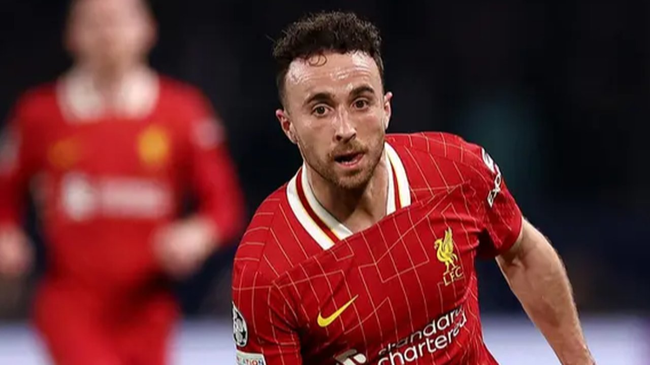 Diogo Jota Meninggal, Fans Liverpool Beri Penghormatan di Depan Stadion Anfield