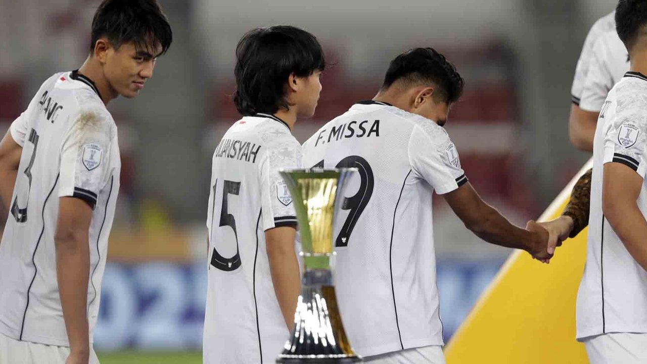 Ekspresi pesepak bola Timnas Indonesia U-23 usai berlaga melawan Vietnam pada laga final Piala AFF U-23 2025 di Stadion Utama Gelora Bung Karno, Jakarta, Selasa (29/07/2025).