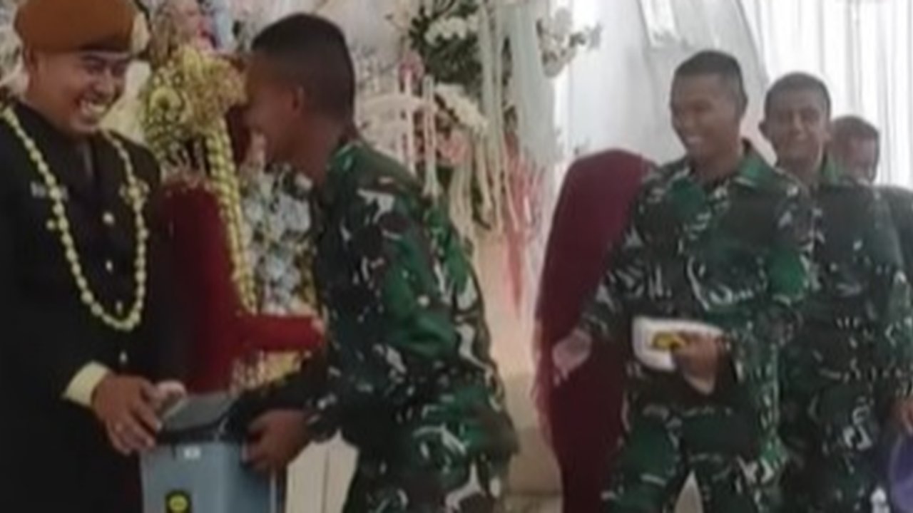 Berseragam Lengkap Rombongan TNI Datang ke Kondangan, Kadonya Bikin Pengantin Baru Ngakak Sekaligus Bersyukur