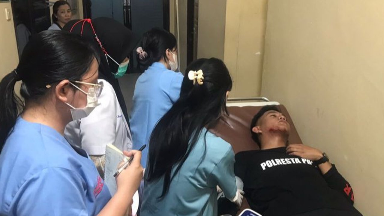 Momen Menegangkan Penggerebekan Markas Narkoba, Massa Kepung dan Hujani Batu hingga Rahang Polisi Robek