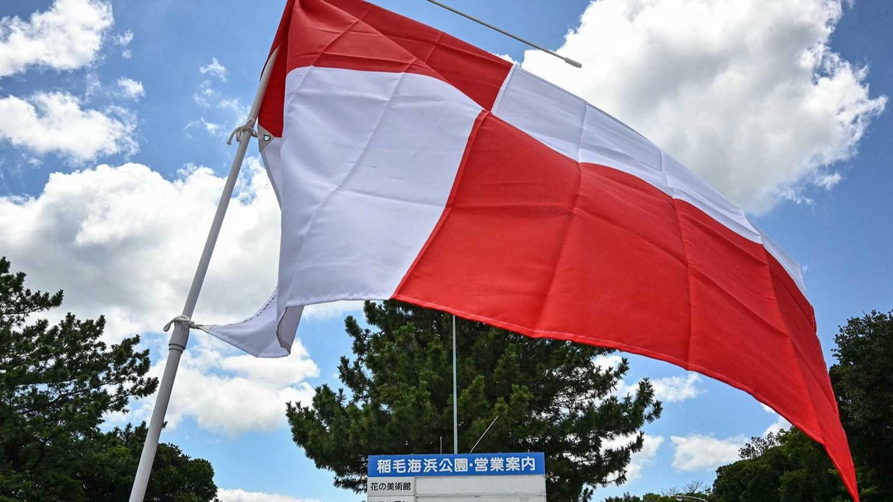 Bendera peringatan tsunami merah putih berkibar di pintu masuk Taman Tepi Laut Inage, Jepang, Rabu (30/07/2025).