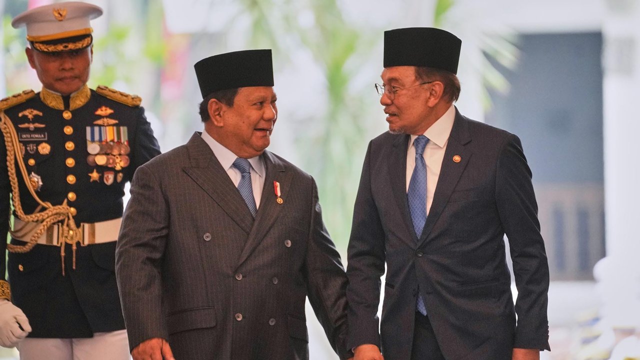Presiden Indonesia Prabowo Subianto berjalan bersama Perdana Menteri Malaysia Anwar Ibrahim saat pertemuan mereka di Istana Merdeka,  Jakarta, Selasa (29/07/2025).