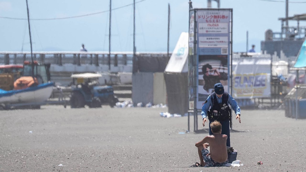Warga berlindung di atap stasiun pemadam kebakaran di kota Mukawa, Hokkaido, Jepang utara, Rabu (30/07/2025).
AP/ Kyodo News