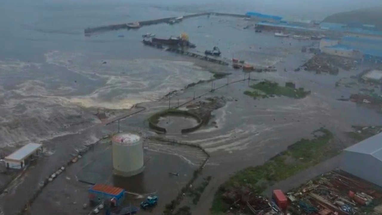 Dampak tsunami yang menghantam wilayah pesisir Severo-Kurilsk di Pulau Paramushir, Kepulauan Kuril, Rusia, Rabu, 30 Juli 2025