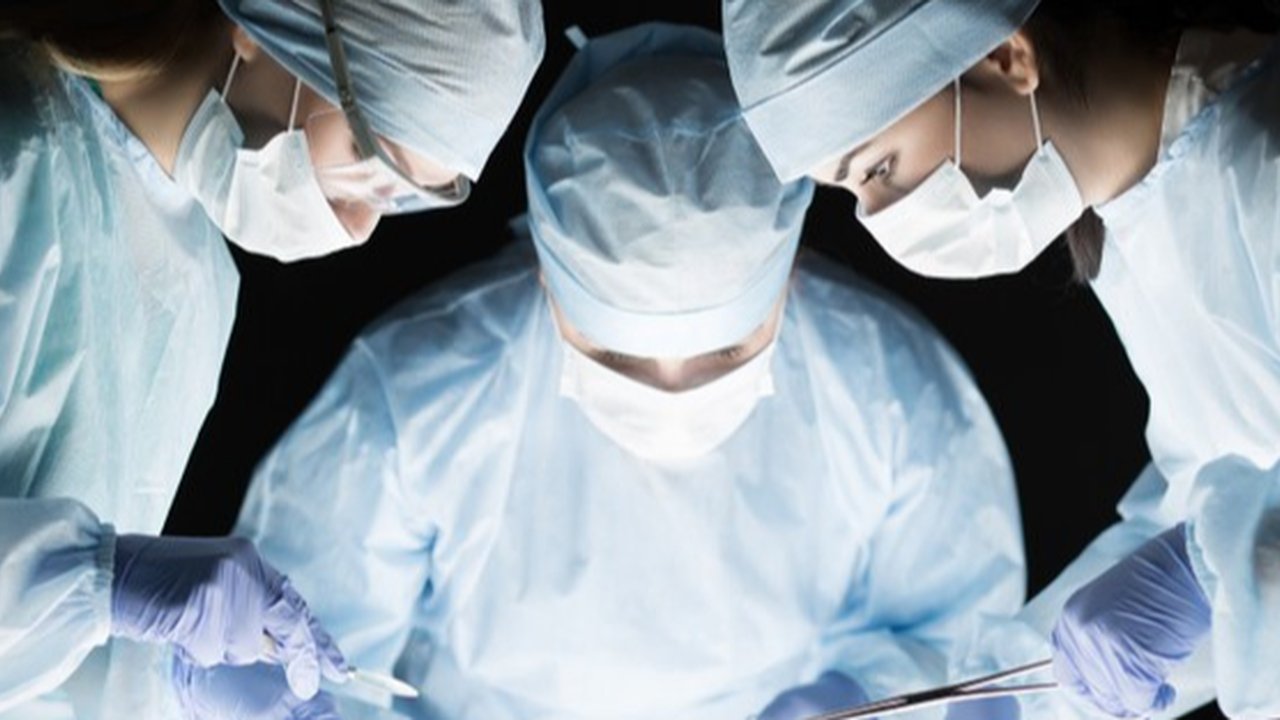 Ilustrasi dokter yang sedang memeriksa kasus kelahiran langka bayi 'tua' di Afrika Selatan. (Pixabay/sasint)