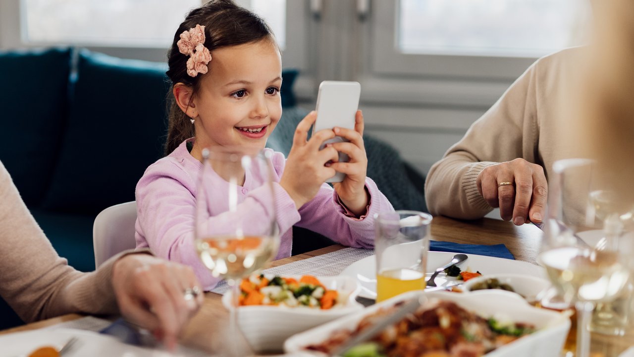 Ajak anak dalam proses menyiapkan makanan serta buat momen interaktif saat makan. (Foto/Dok: freepik.com/Drazen Zigic)