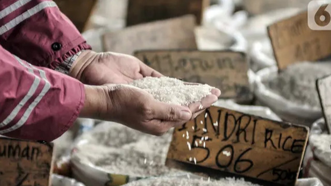 Pekerja saat bongkar muat karung berisi beras di Pasar Induk Cipinang, Jakarta Timur, Kamis (8/9/2022). Kenaikan harga BBM bersubsidi berdampak pada melonjaknya harga beras di Pasar Induk Cip