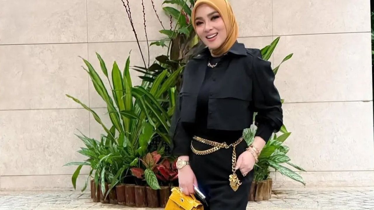 Gaya Syahrini Nonton Konser Cakra Khan di Singapura