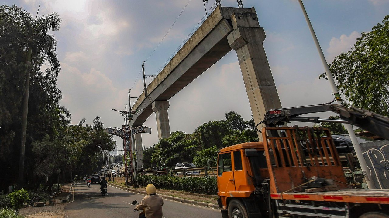 Deretan tiang beton dan rel MRT yang belum aktif membentang dari Jl. Lebak Bulus Raya hingga Jl. Raya Ciputat Jakarta Selatan, Kamis (31/7/2025).