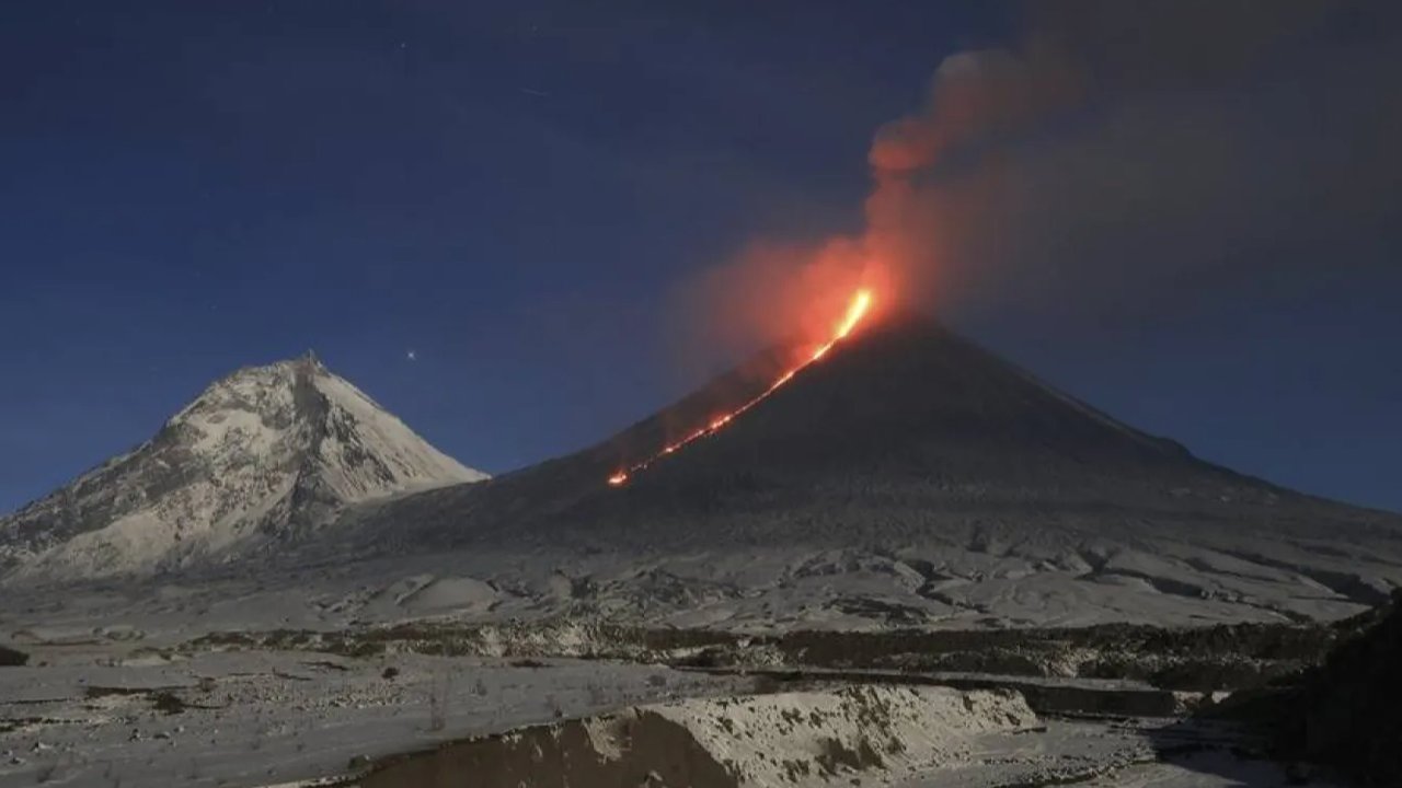 gunung berapi di rusia meletus setelah gempa