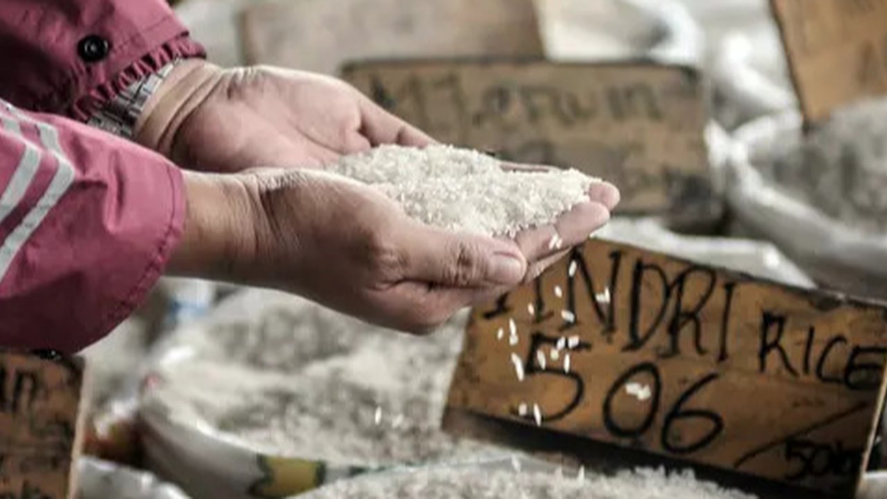 Pekerja saat bongkar muat karung berisi beras di Pasar Induk Cipinang, Jakarta Timur, Kamis (8/9/2022). Kenaikan harga BBM bersubsidi berdampak pada melonjaknya harga beras di Pasar Induk Cip