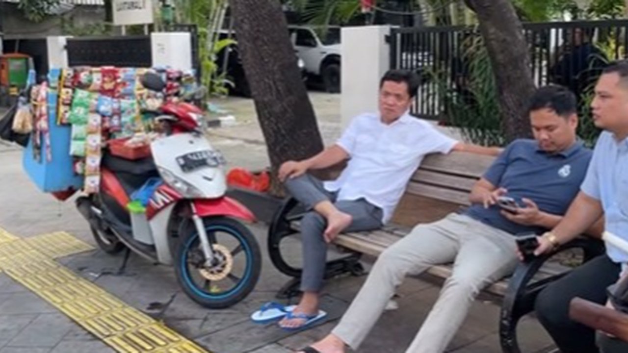 Pakai Sandal Jepit, Ketua Komisi III DPR RI Jajan Sate Padang di Pinggir Jalan: