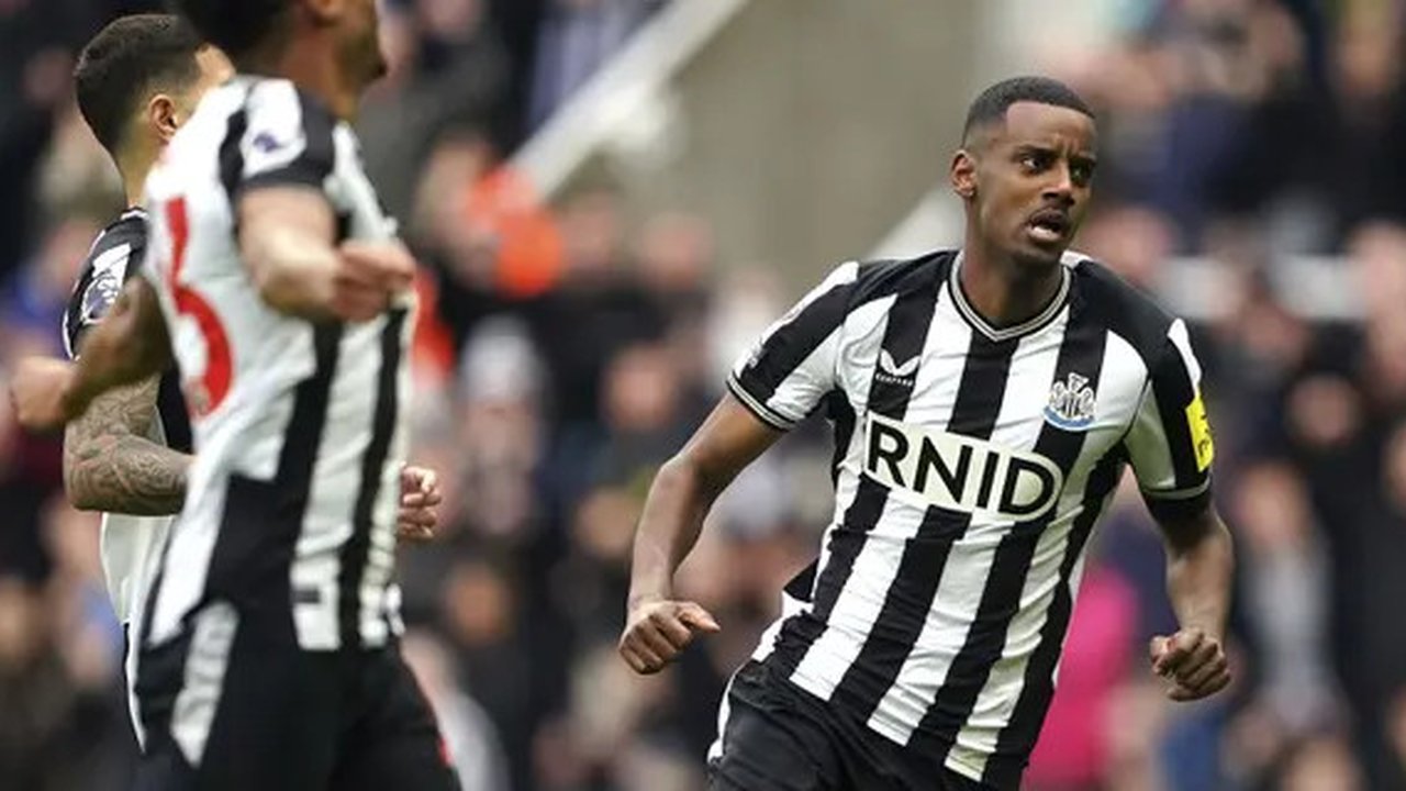 Pada menit ke-37, tim tamu, Newcastle United, berhasil membuka keunggulan lewat aksi Alexander Isak yang memanfaatkan assist Jacob Murphy. (Glyn KIRK/AFP)