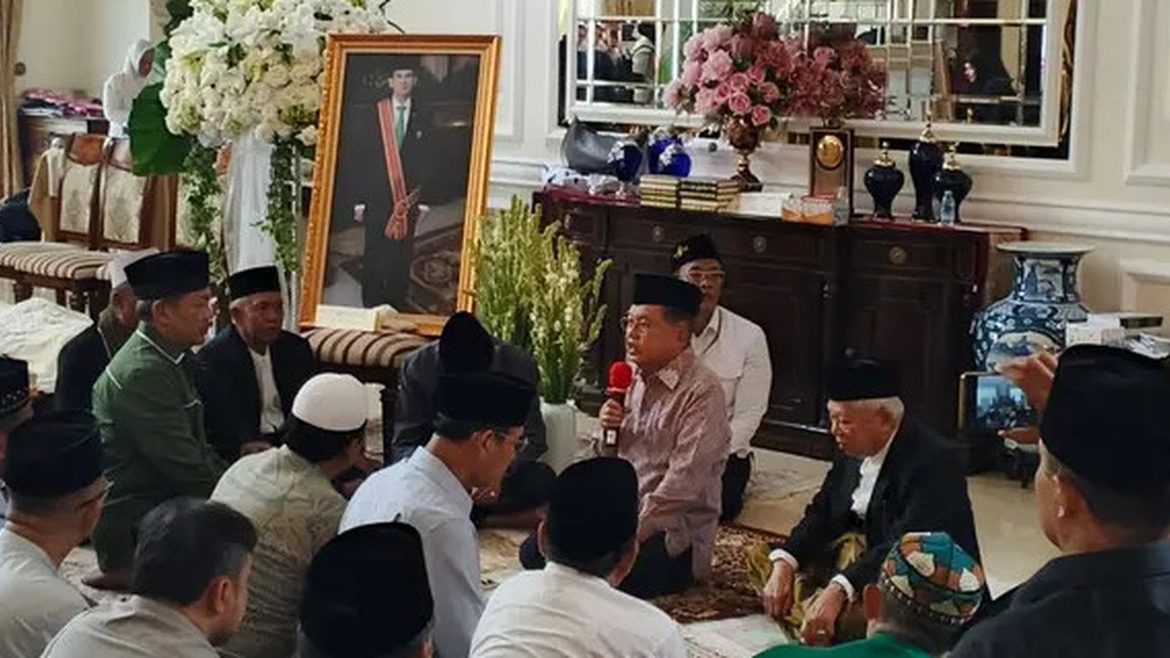 Dua mantan wakil presiden Republik Indonesia, Jusuf Kalla dan Ma'ruf Amin hadir melayat ke rumah duka Almarhum Suryadharma Ali (Liputan6.com/Muhammad Radityo Priyasmoro)