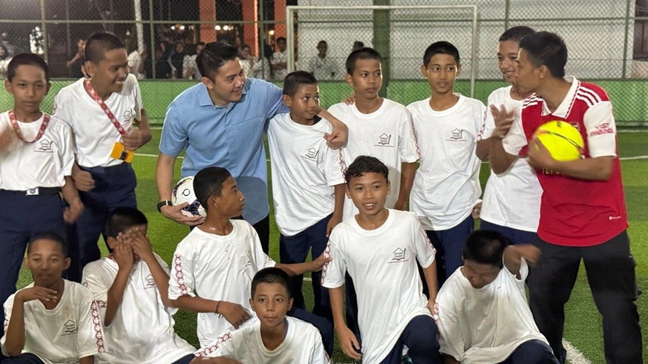 VIDEO: Momen Seru Seskab Teddy Pamer Otot Hingga Makan Bareng Siswa Sekolah Rakyat Program Prabowo