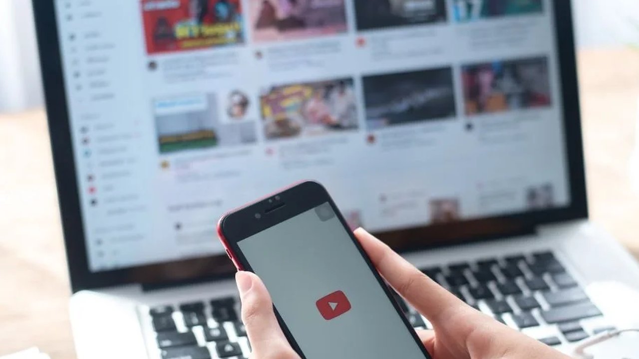 Ilustrasi Youtube (Photo by NordWood Themes on Unsplash)