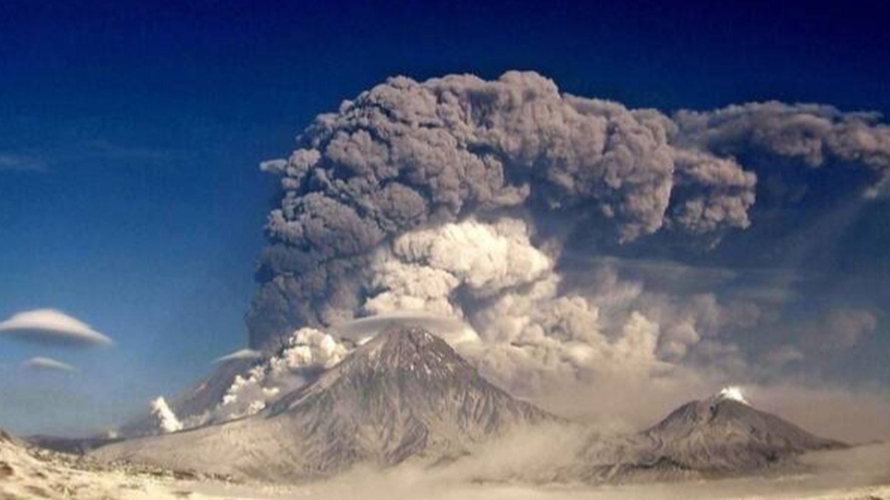 gunung berapi di rusia meletus setelah gempa
