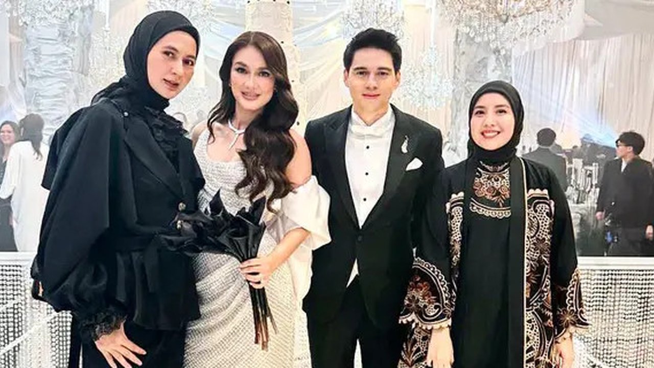 Foto Artis Pakai Long Dress di Resepsi Luna Maya dan Maxime Bouttier yang Jadi Sorotan, Dari Nagita hingga Nirina Zubir (sumber: Instagram/tya_ariestya)