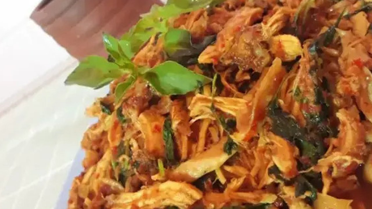 Resep ayam suwir kemangi bumbu Bali. (dok. Cookpad @ben04lun4)