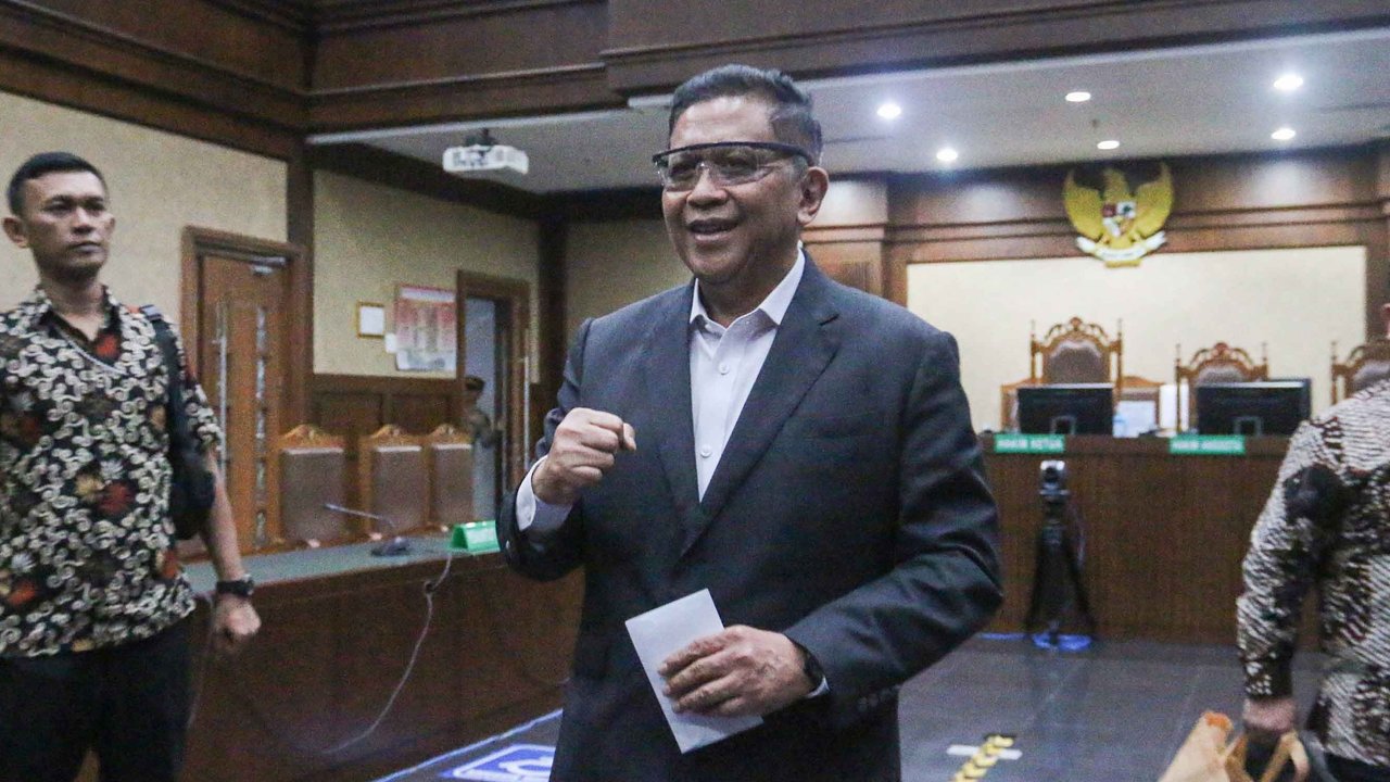 Terdakwa kasus dugaan suap pergantian antarwaktu (PAW) untuk anggota DPR Harun Masiku dan perintangan penyidikan, Hasto Kristiyanto usai menjalani sidang vonis di Pengadilan Tipikor, Jakarta, Jumat (25/07/2025).