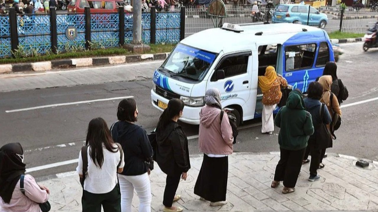 Kecelakaan Mikrotrans di Cengkareng menyebabkan 9 luka, pengemudi negatif NAPZA, dan Transjakarta bertanggung jawab atas biaya perawatan korban.
