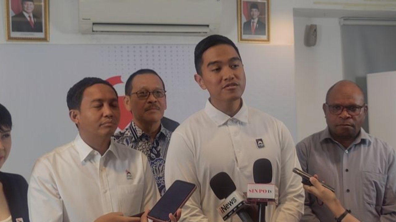 Ketua Umum PSI Kaesang Pangarep menegaskan Hubungan Jokowi SBY terjalin baik, bahkan Gibran sempat menjenguk SBY di RSPAD. Ada apa di balik pernyataan ini?