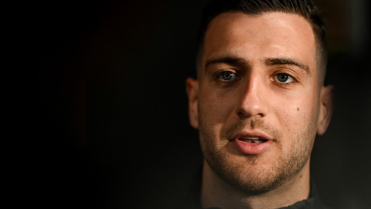 Diogo Dalot menjadi salah satu bintang kemenangan MU lewat gol indahnya di babak pertama. Ia juga tampil disiplin di lini pertahanan Setan Merah. (AFP/Oli Scarff)