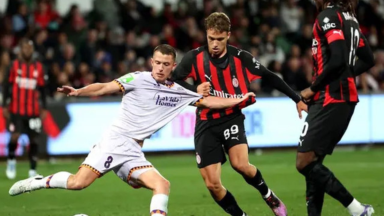 Samuel Chukwueze menyumbangkan satu gol saat AC Milan meraih kemenangan 9-0 atas Perth Glory pada laga pramusim di HBF Park, Perth, Kamis (31/7/2025) sore WIB. (AFP/COLIN MURTY)