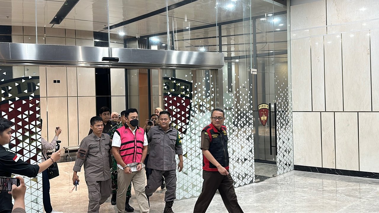 Jadi Tersangka, Kabiro KLIK Kementerian ESDM Sunindyo Pakai Rompi Tahanan dan Diborgol