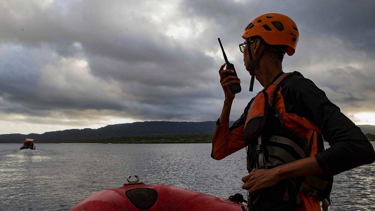 Tim SAR gabungan melakukan operasi SAR tengggelamnya KMP Tunu Pratama Jaya di perairan Selat Bali, Gilimanuk, Jembrana, Bali, Jumat (4/7/2025).