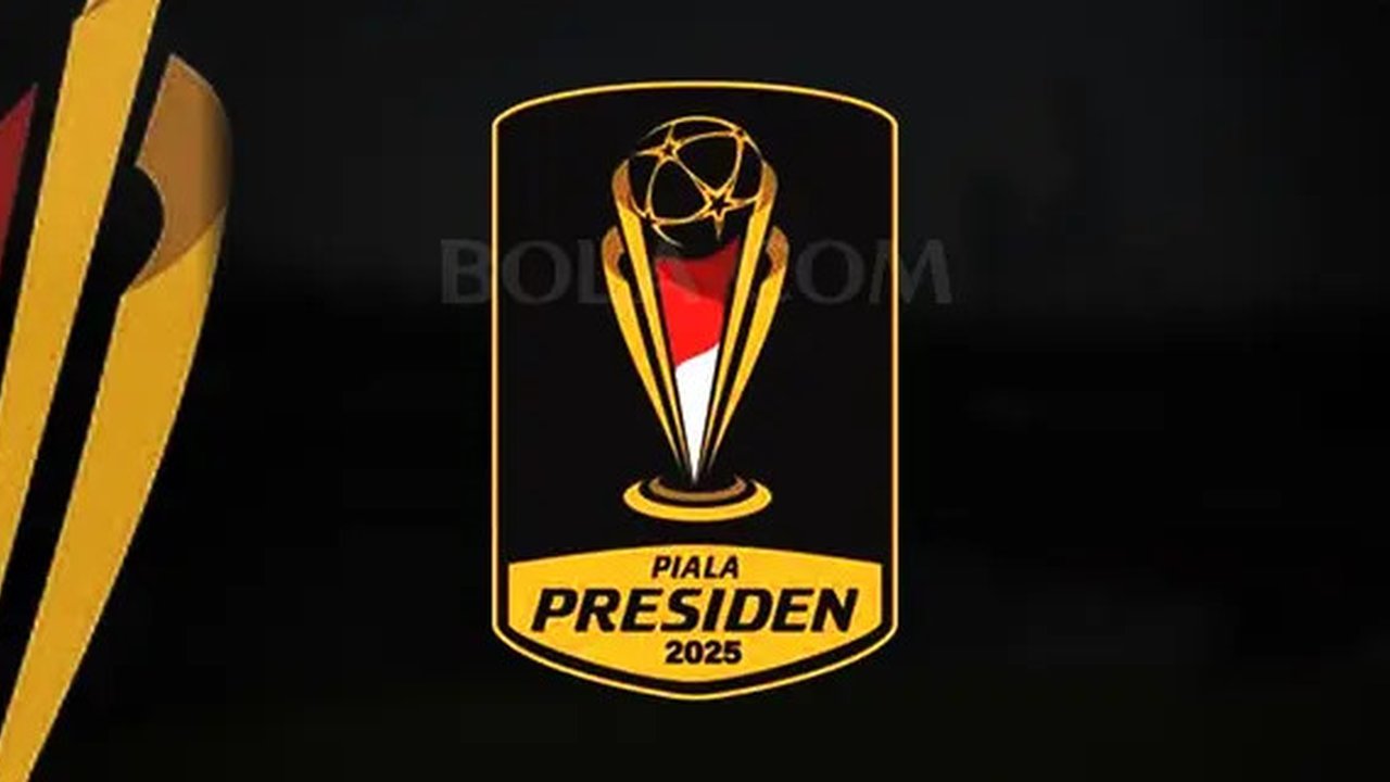Pemain Persija Jakarta, Hanif Sjahbandi (tengah) berusaha melewati penjagaan sejumlah pemain Persebaya Surabaya dalam laga lanjutan BRI Liga 1 2024/2025 di Stadion Utama Gelora Bung Karno (SU