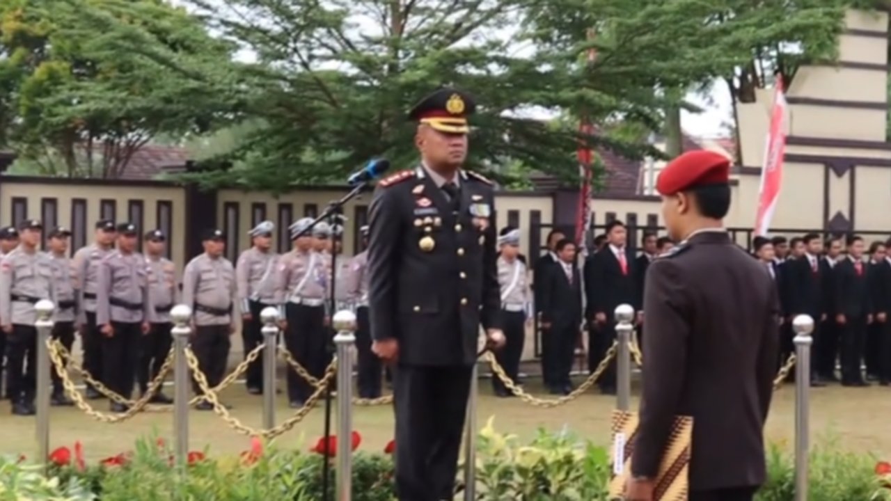 Kapolres Serang Beri Hadiah Spesial ke Anggota Polisi Paling Tua & Muda
