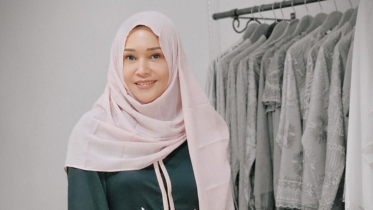 Penampilan pertama memperlihatkan Maia ketika mengenakan gamis berwarna two-tone yang dipadukan hijab warna pink. [@maiaestiantyreal]