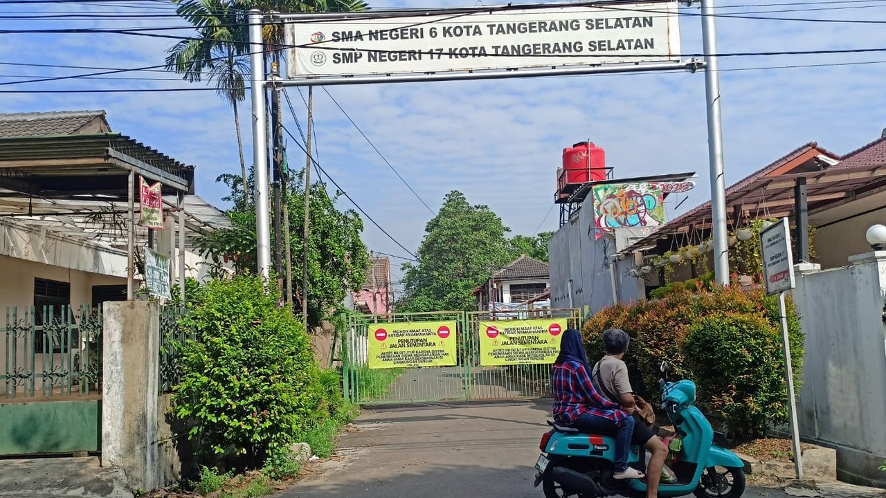Warga Pamulang Tangsel Mendadak Blokir Akses Jalan ke SMPN dan SMAN, Begini Duduk Perkaranya