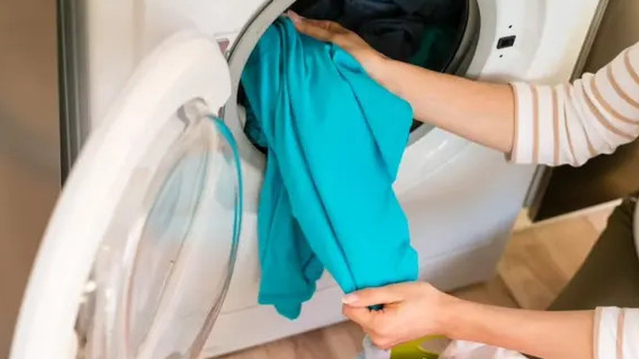 Ilustrasi Baju yang Akan Dicuci di Mesin Cuci (freepik)