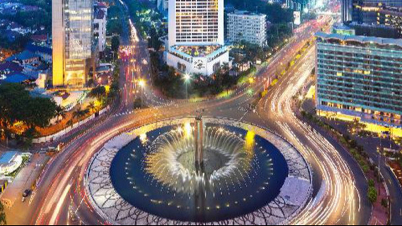 Masyarakat mulai memadati car free night di kawasan Thamrin, Jakarta, Selasa (31/12/2019). Meski diguyur hujan masyarakat mulai memadati kawasan tersebut untuk menikmati malam pergantian tahun 2019. (Liputan6.com/Angga Yuniar)