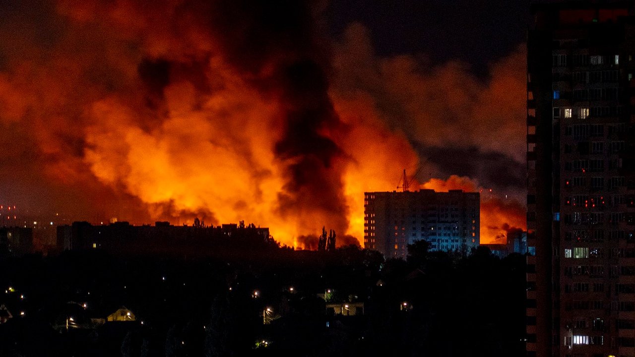 Api dan asap mengepul dari gedung-gedung selama serangan massal pesawat nirawak dan rudal Rusia di ibu kota Ukraina, Kyiv,  Kamis malam (04/07/2025)
