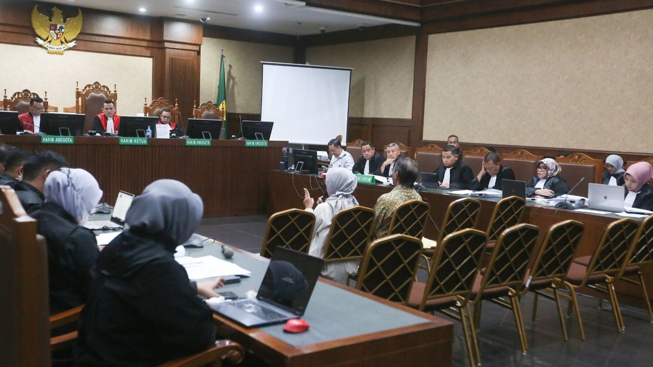 Terdakwa eks Menteri Perdagangan, Thomas Lembong atau Tom Lembong mendengarkan keterangan saksi dari pihak Jaksa Penuntut Umum saat sidang dugaan korupsi importasi gula di Pengadilan Tindak Pidana Korupsi (Tipikor) Jakarta, Selasa (10/06/2025).