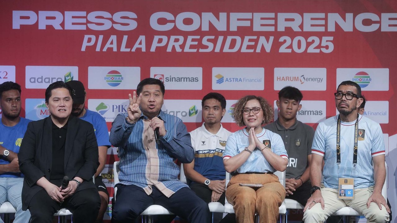 Ketua Umum PSSI Erick Thohir, Ketua Steering Committee (SC) Piala Presiden 2025 Maruarar Sirait, Direktur Surya Cutra media (SCM)  Harsiwi Achmad, dan Ketua Organizing Committee (OC) Arya Sinulingga menggelar konferensi pers peluncuran Piala Presiden 2025 di SCTV Tower, Senayan, Jakarta Pusat, Jumat (4/7/2025).
