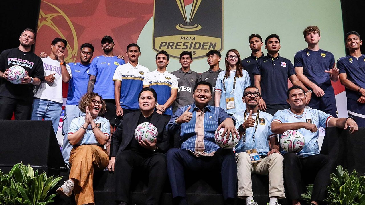 Ketua Umum PSSI Erick Thohir, Ketua Steering Committee (SC) Piala Presiden 2025 Maruarar Sirait, Direktur Surya Cutra media (SCM)  Harsiwi Achmad, dan Ketua Organizing Committee (OC) Arya Sinulingga menggelar konferensi pers peluncuran Piala Presiden 2025 di SCTV Tower, Senayan, Jakarta Pusat, Jumat (4/7/2025).