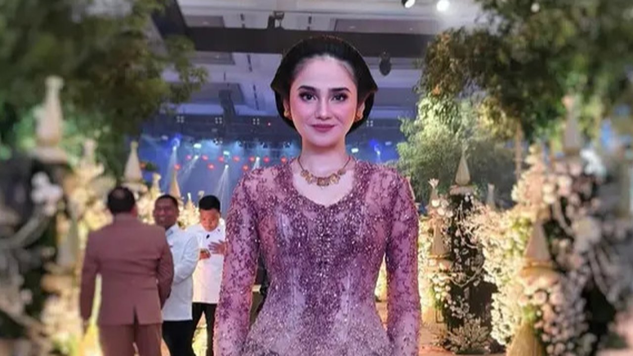 Bedanya, kebaya yang dikenakan Syifa Hadju memiliki aksen drappery yang manis nan modern [@untungadaaji]