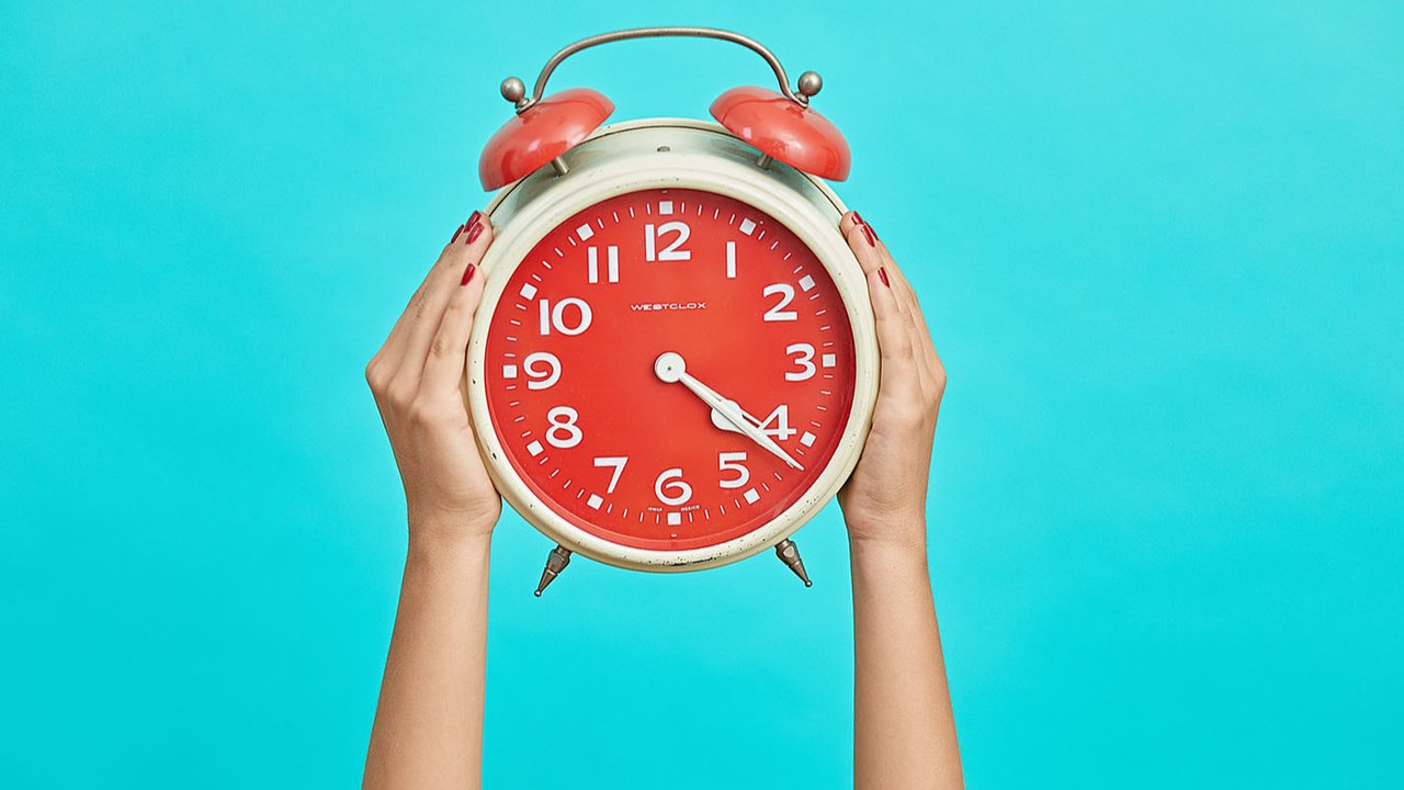 Ilustrasi jam, waktu. (Photo by Malvestida Magazine on Unsplash)