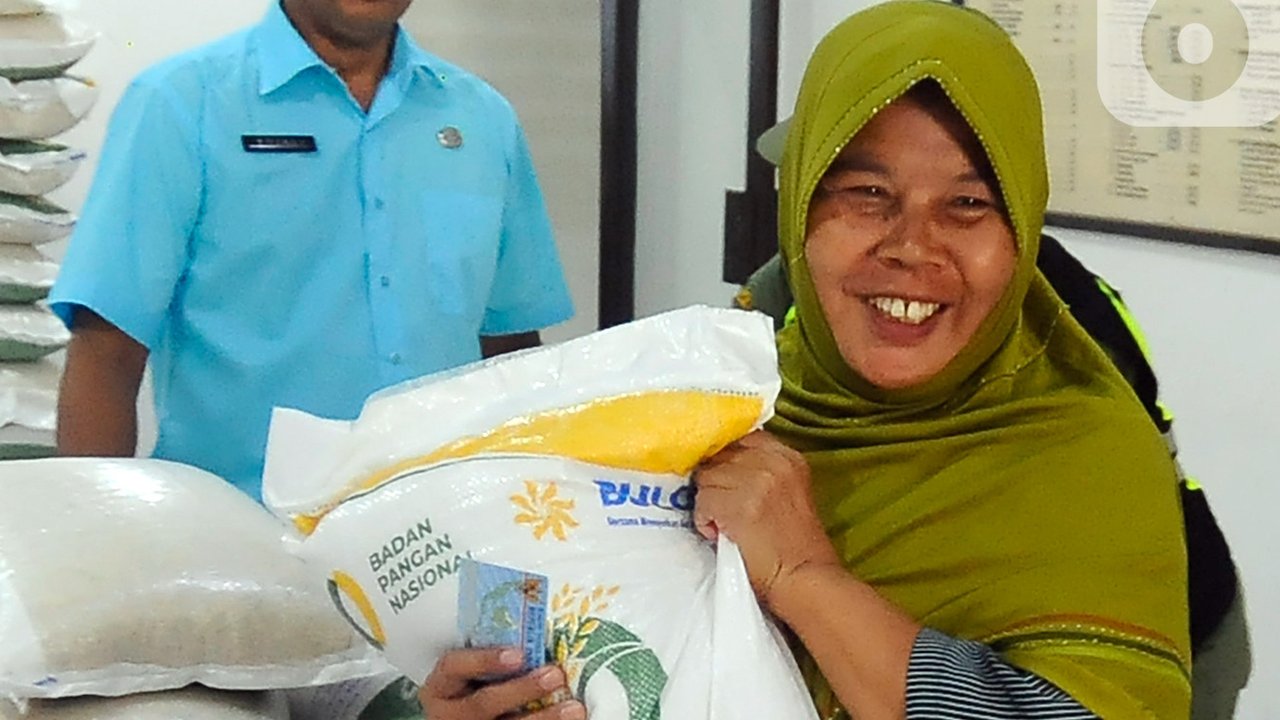 Pedagang memeriksa kondisi beras di pasar Cibubur, Jakarta, Senin (19/2/2024). (Liputan6.com/Herman Zakharia)
