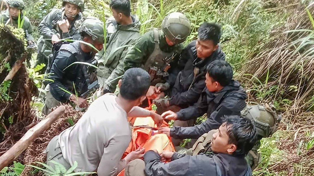 Tim Satgas Operasi Damai Cartenz mengevakuasi jasad Enos Tipagau